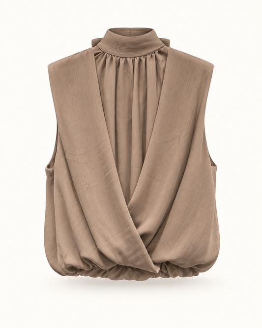 Blusa lazada sin mangas color taupe, vista frontal