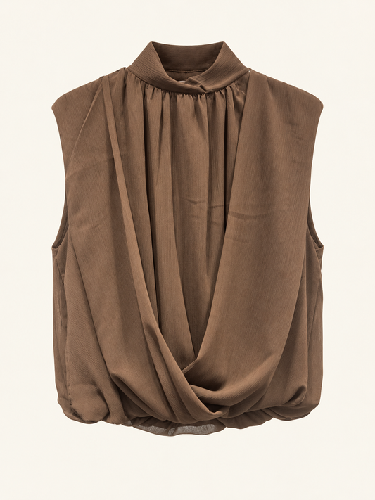 Blusa sin mangas marrón con delantero plisado y lazada trasera, referencia 61163