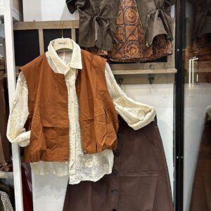 Chalecos de mujer en tendencia. Añade estilo y personalidad a tus looks con Q-Arte Boutique.